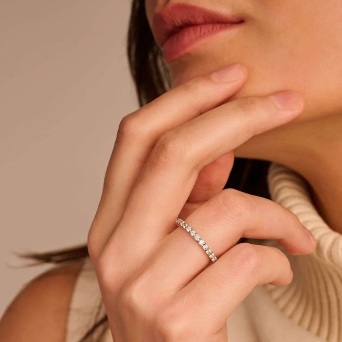Anel de mulher, em prata de lei da Ti Sento Milano com pedras zircónias em volta, no dedo da mulher