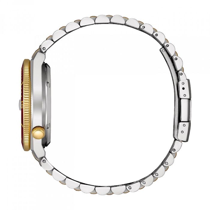 Relógio prateado e dourado Citizen de perfil com bracelete de elos e bisel vermelho.