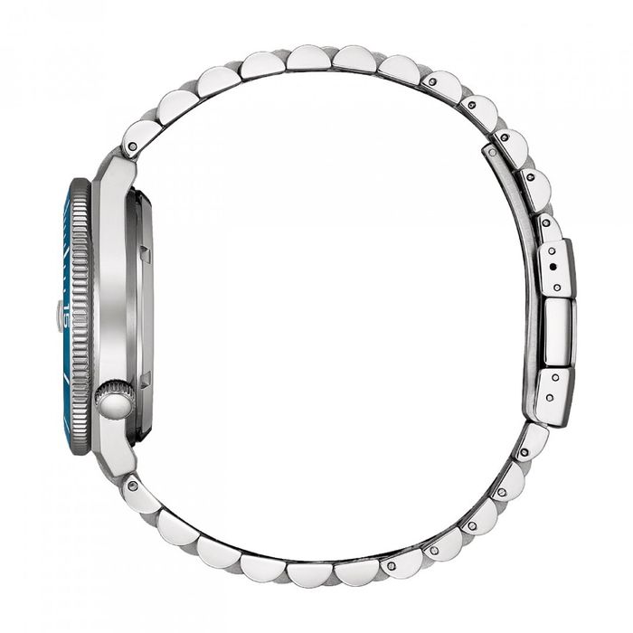Relógio prateado Citizen de perfil com bracelete de elos e bisel azul.