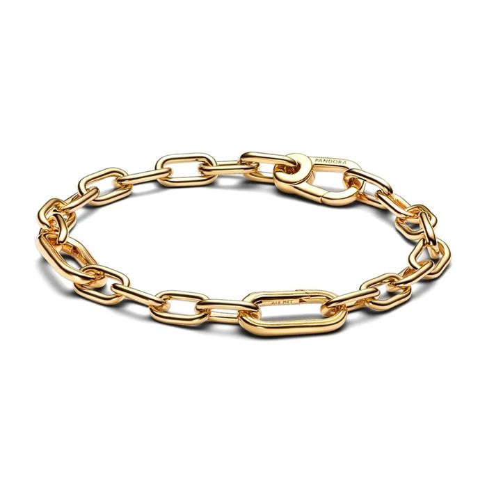 Pulseira dourada Pandora com uma malha de elos de diferentes tamanhos entrelaçados.