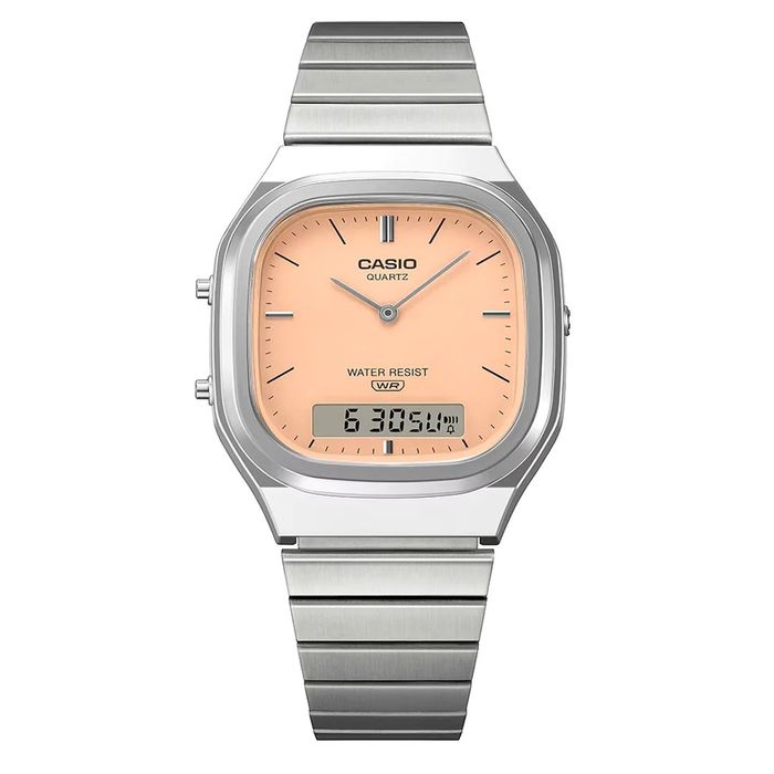 Relógio Casio prateado de caixa quadrangular e com mostrador analógico-digital em rosa salmão.