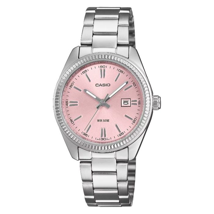 Relógio Casio com mostrador rosa com função de calendário, com bracelete prateado.