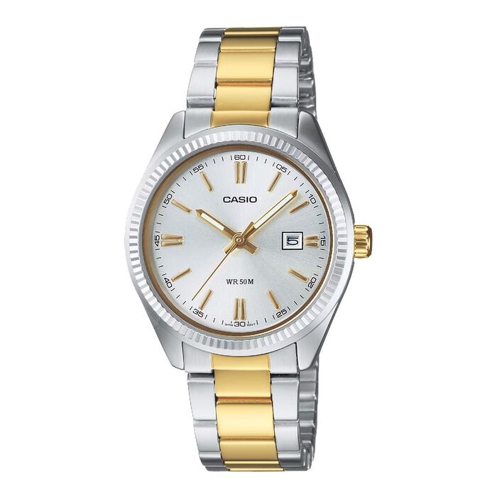 Relógio Casio com mostrador prateado com função de calendário, com bracelete bicolor.