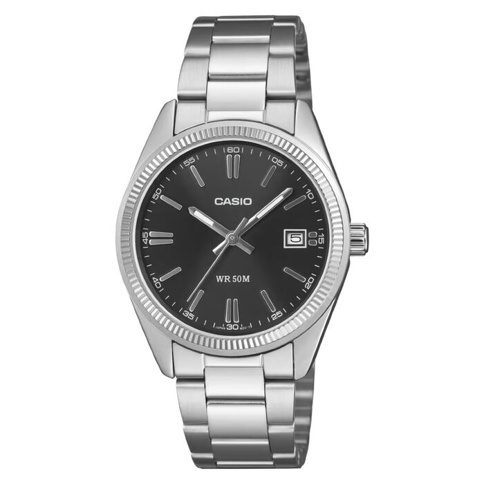 Relógio Casio com mostrador preto com função de calendário, com bracelete em aço prateado.