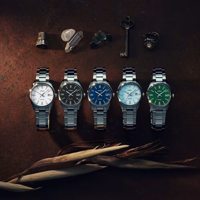 Vários relógios casio com várias cores todos perfilados.