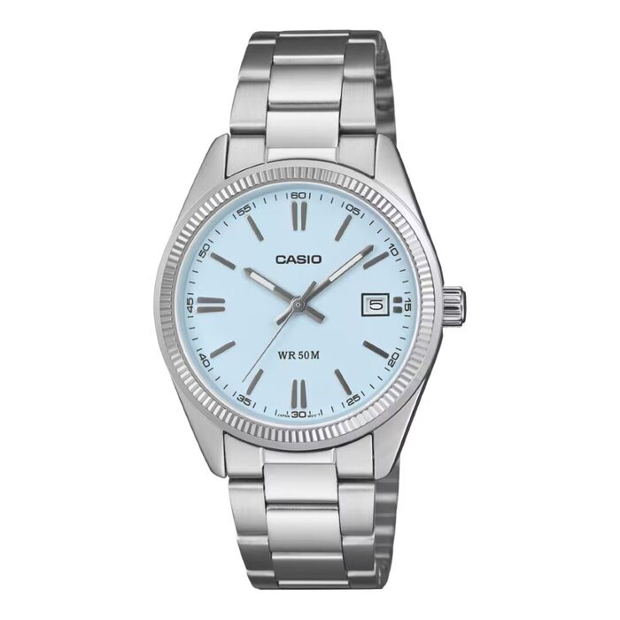 Relógio Casio com mostrador azul com função de calendário, com bracelete em aço prateado.