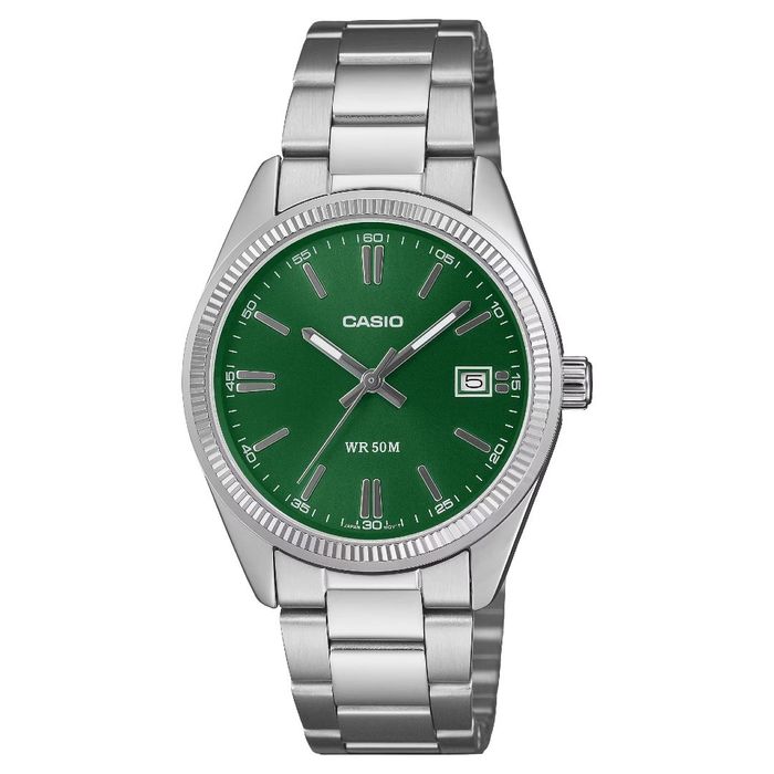 Relógio Casio com mostrador verde com função de calendário, com bracelete em aço prateado.