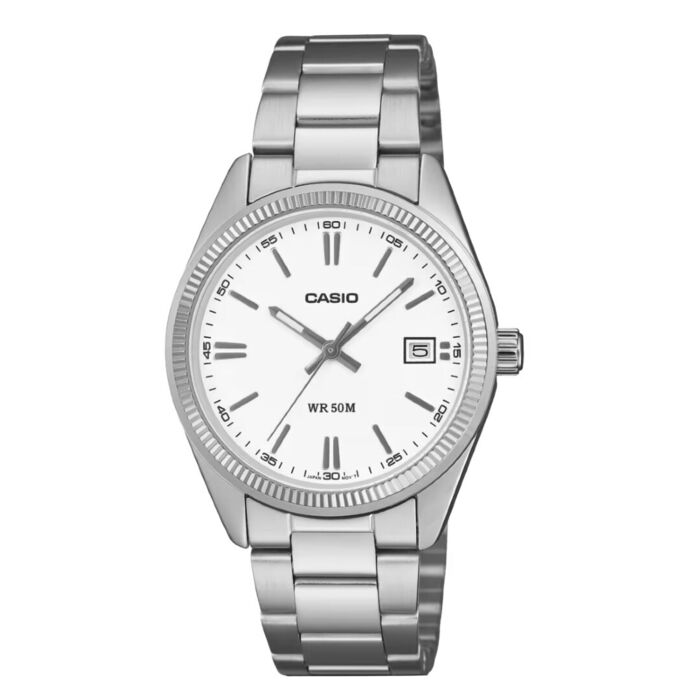 Relógio CAsio com mostrador branco com funçaõ de calendário, com bracelete em aço prateado.