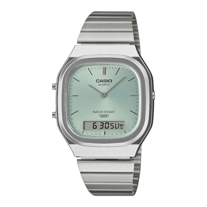 Relógio prateado Casio com uma caixa quadrangular com um mostrador analógico-digital em tom azul.