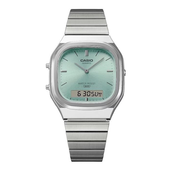 Relógio Casio prateado de caixa quadrangular e com mostrador analógico-digital em azul claro.