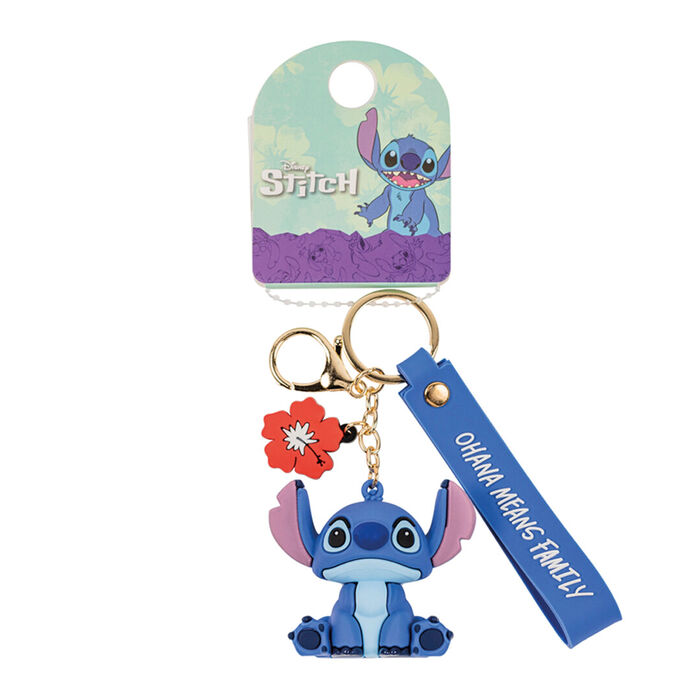 Porta-chaves com Stitch azul sentado, flor vermelha e fita azul com texto Ohana Means Family