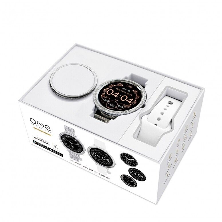 Box com um smartwatch One de bracelete em aço e uma em silicone branco e um bisel prateado ao lado.