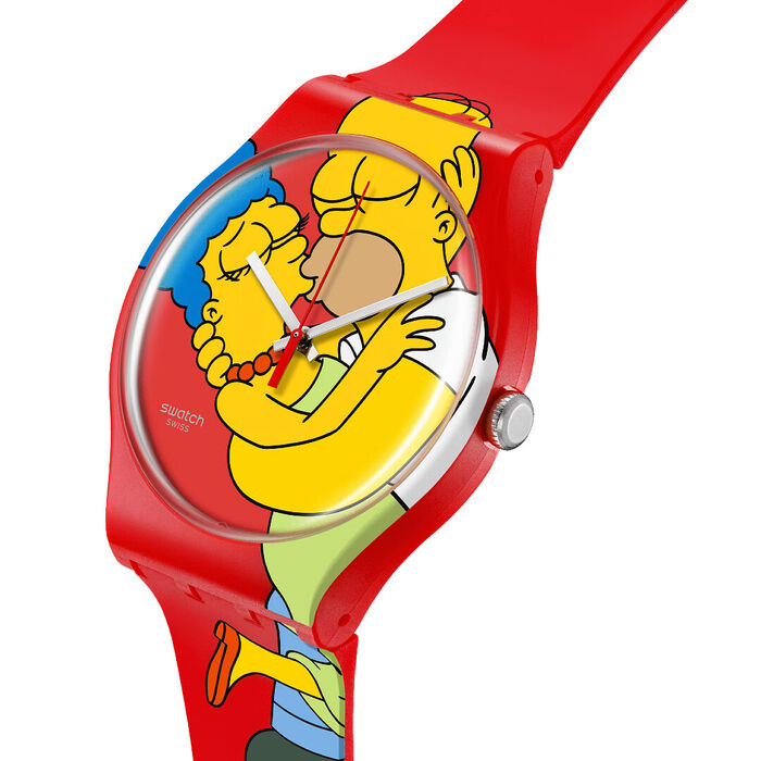 Detalhe da caixa de um relógio Swatch vermelho com as personagens Homer e Marge dos Simpsons.