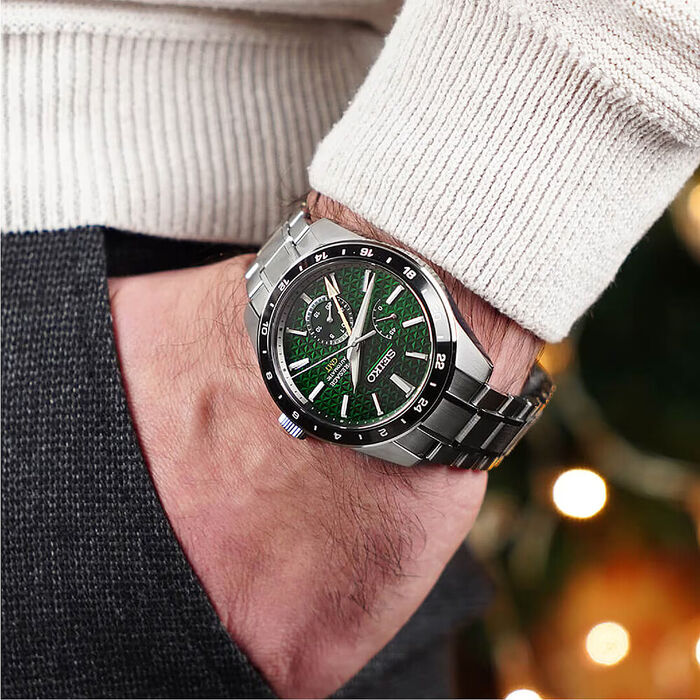 Pulso masculino com relógio Seiko Presage em aço inoxidável, automático, com mostrador tom verde.