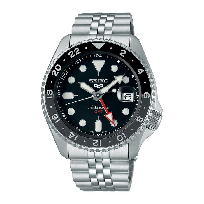 Relógio masculino Seiko 5 GMT de bracelete e caixa em aço prateado, mostrador preto e calendário.