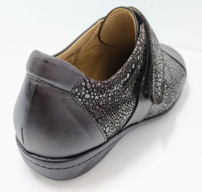 Sapato ortopédico Conforto com velcro em castanho [396]
