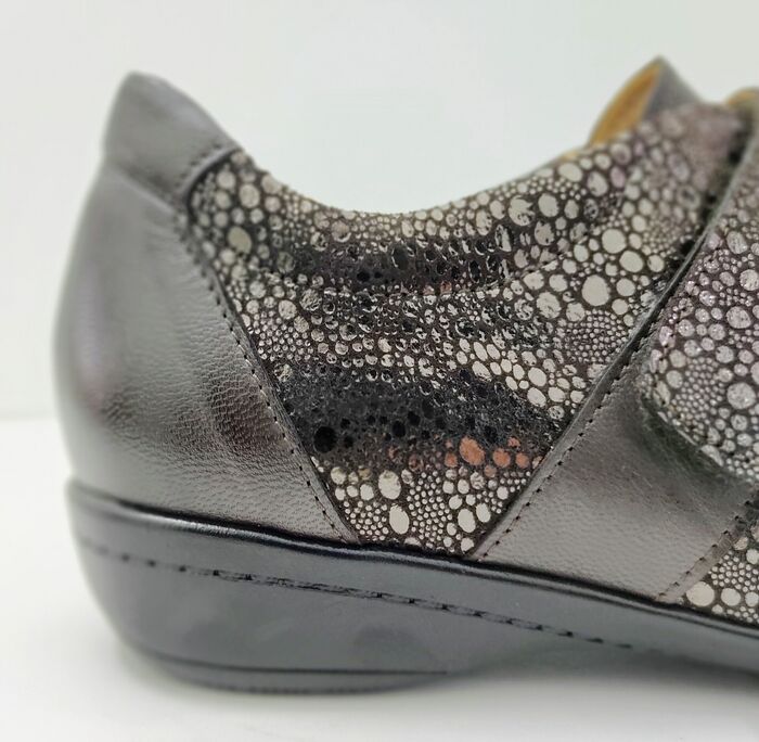 Sapato ortopédico Conforto com velcro em castanho [396]