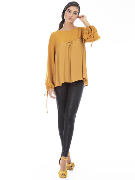 Blusa com aplicações