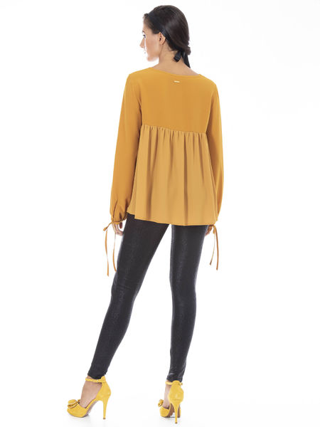 Blusa com aplicações