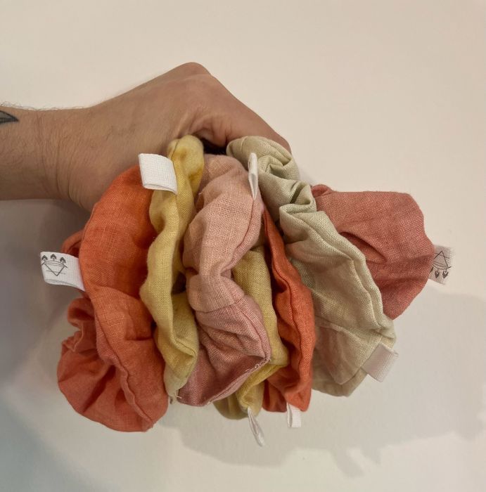 Scrunchies de tingimento natural