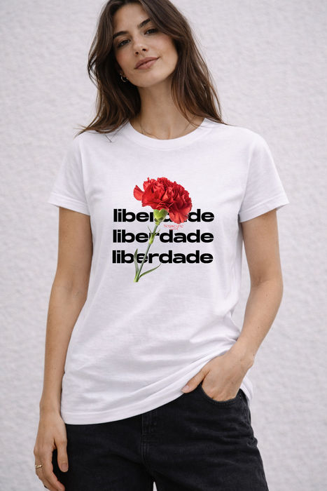 LIBERDADE E UM CRAVO Tshirt