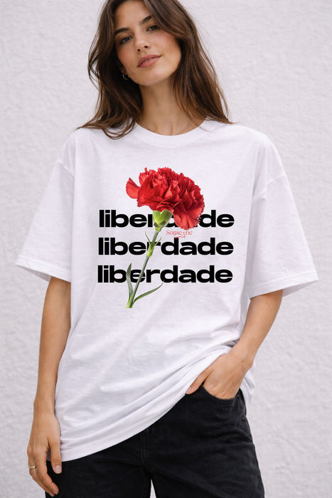 LIBERDADE E UM CRAVO Tshirt