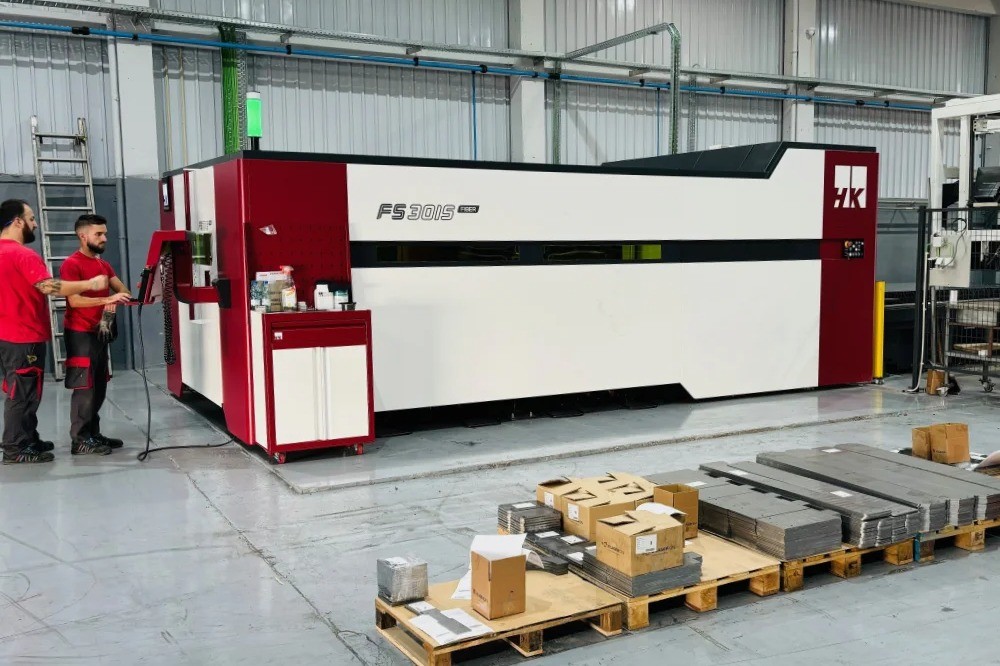 12kW fiber laser cutting machine with automatic sheet feeding for precision metal fabrication