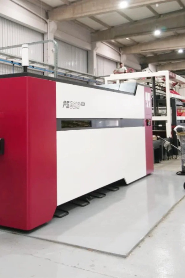 HK FS 3015 CO₂ laser cutting machine inside V Laser On welding facility in Porto, Portugal, illustrating precision metal fabrication and industrial production