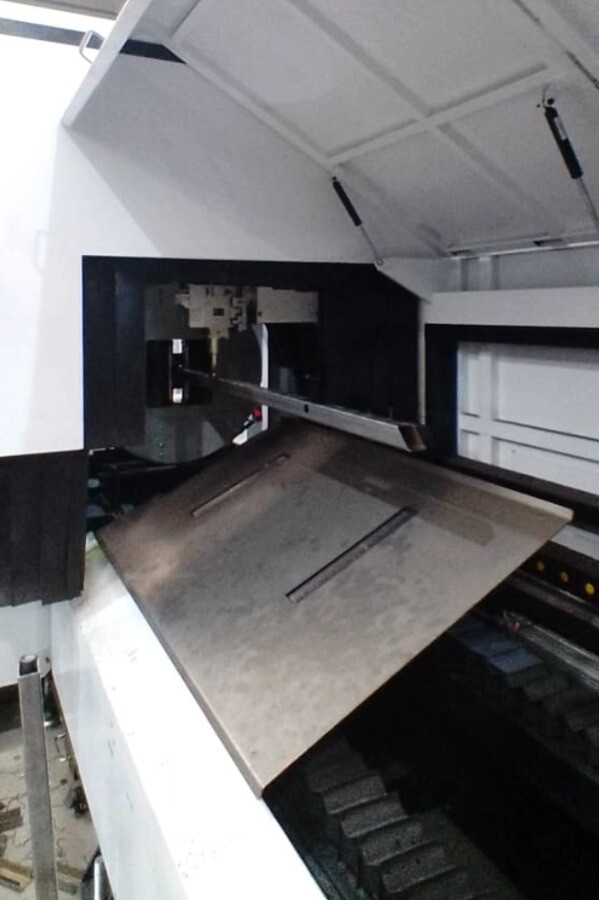 Industrial 3D laser cutting machine operating at V LASER ON facilities in Portugal, featuring a robust metal structure, high-precision laser cutting head, and advanced workspace designed for efficient metal fabrication and processing.